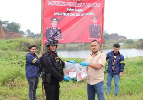 Polres Kendal Pastikan Ramadan Aman, Ratusan Ons Obat Petasan Dimusnahkan
