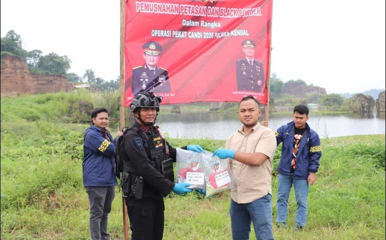 Polres Kendal Pastikan Ramadan Aman, Ratusan Ons Obat Petasan Dimusnahkan