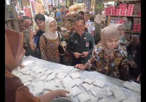 Bupati Kendal Cek Harga Sembako di Pasar Cepiring, Cabai Masih Melambung