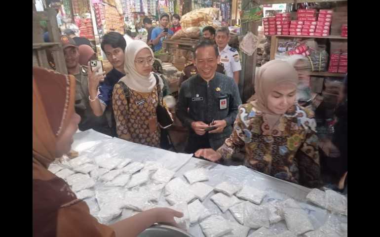 Bupati Kendal Cek Harga Sembako di Pasar Cepiring, Cabai Masih Melambung