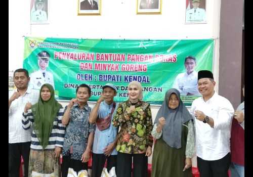 Jelang Lebaran 2026, Bupati Kendal Salurkan Bantuan Beras dan Minyak untuk Ratusan Warga Limbangan