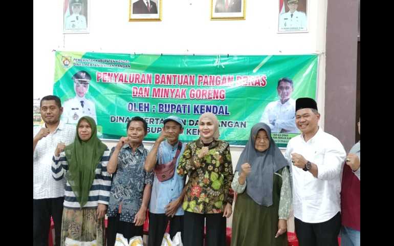 Jelang Lebaran 2026, Bupati Kendal Salurkan Bantuan Beras dan Minyak untuk Ratusan Warga Limbangan