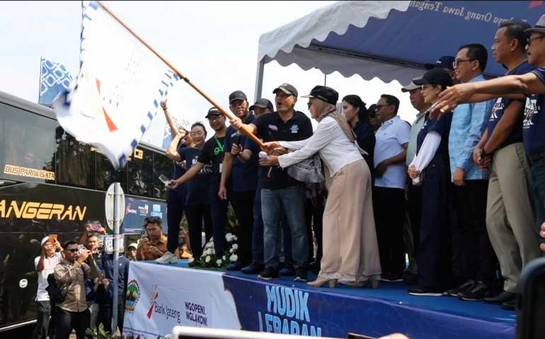 Bupati Kendal dan Gubernur Jateng Lepas Ratusan Pemudik Gratis dari TMII