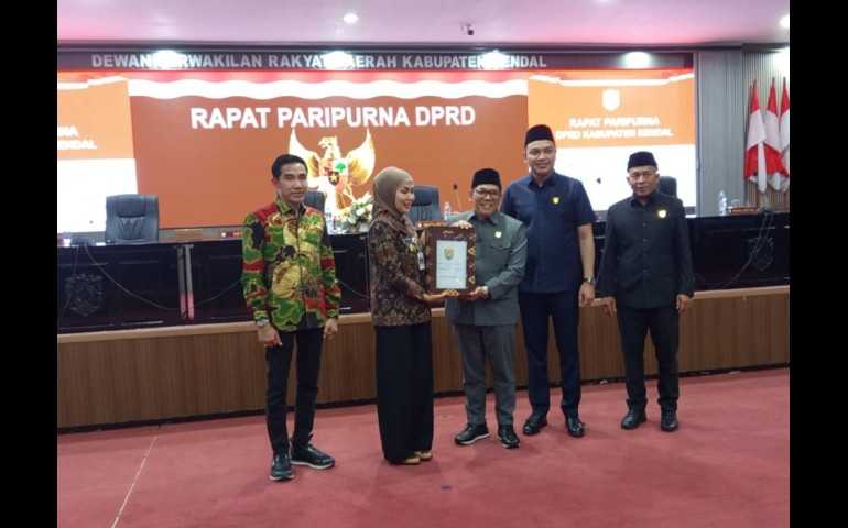 Ketua DPRD Kendal Mahfud Sodiq, Pimpin Rapat Paripurna Penyampaian LKPJ 2025