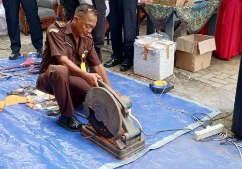 Kejari Kota Semarang Tancap Gas, Barang Bukti Narkotika dan Rokok Ilegal Dimusnahkan