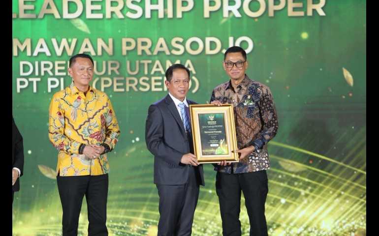 Dirut PLN Darmawan Prasodjo Raih Penghargaan Green Leadership, PLN Borong 11 PROPER Emas KLH 2025