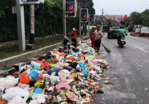 Terima Aduan Warga, DLH Kota Semarang Bergerak Cepat Bersihkan Sampah Berserakan