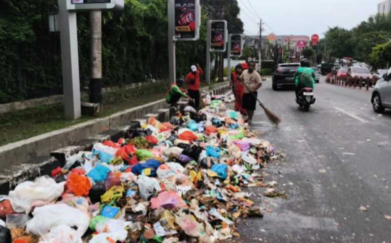 Terima Aduan Warga, DLH Kota Semarang Bergerak Cepat Bersihkan Sampah Berserakan
