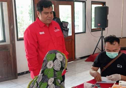 DPC PDI Perjuangan Kendal Hadirkan Layanan Kesehatan Gratis dan Bantuan Sembako